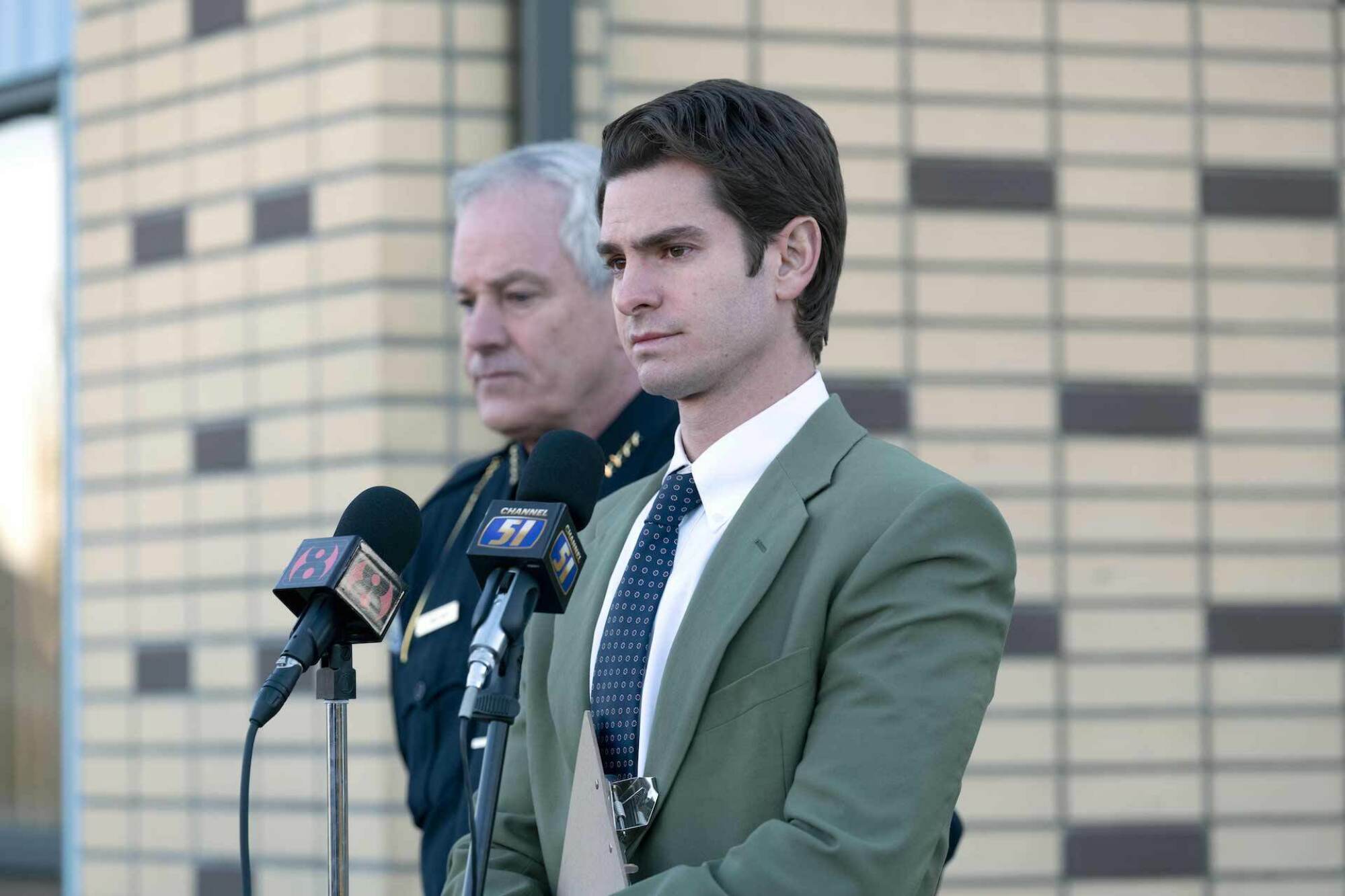 Deux hommes se tiennent sur un podium avec des microphones.