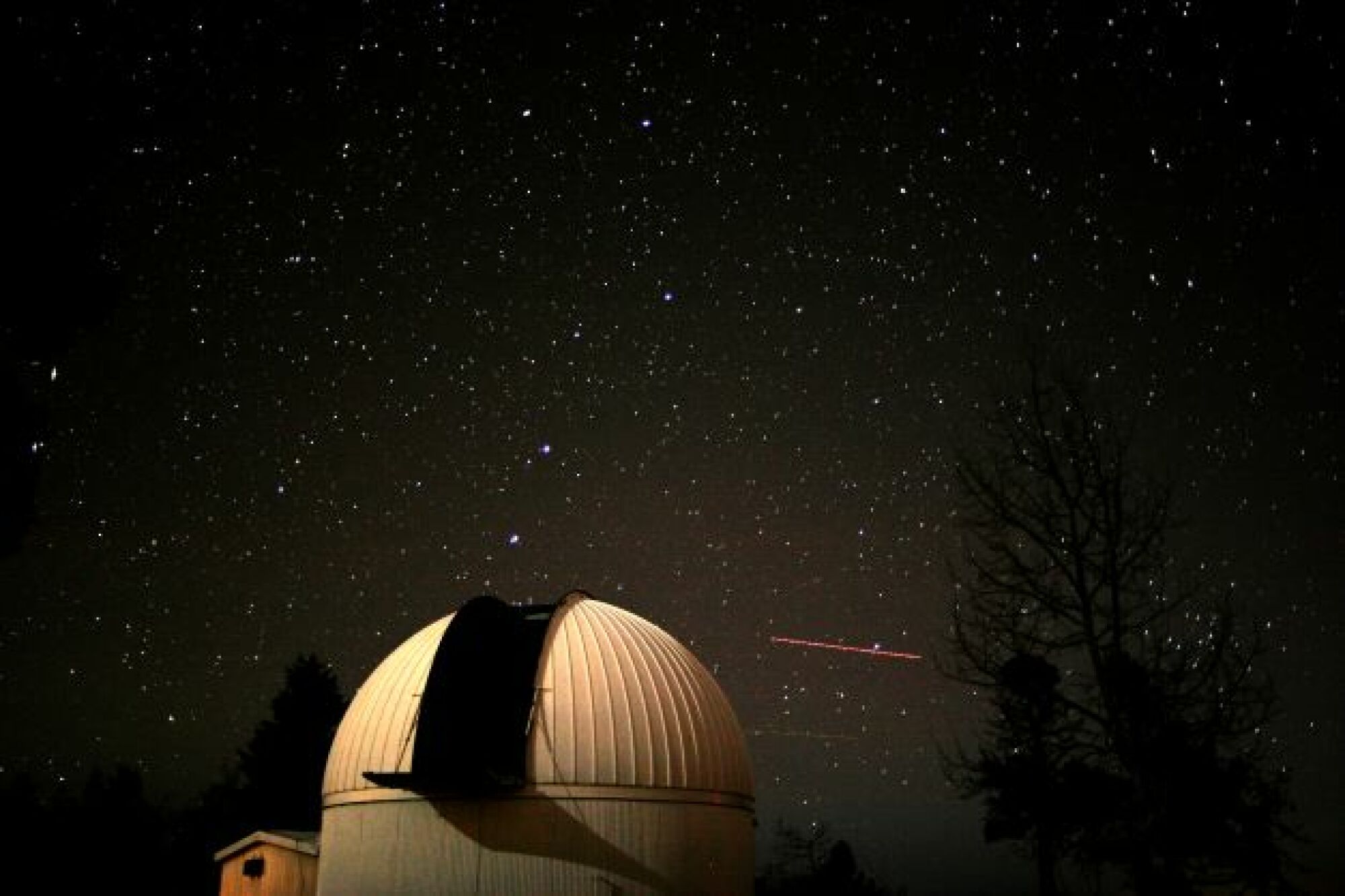 un télescope Catalina Sky Survey de nuit