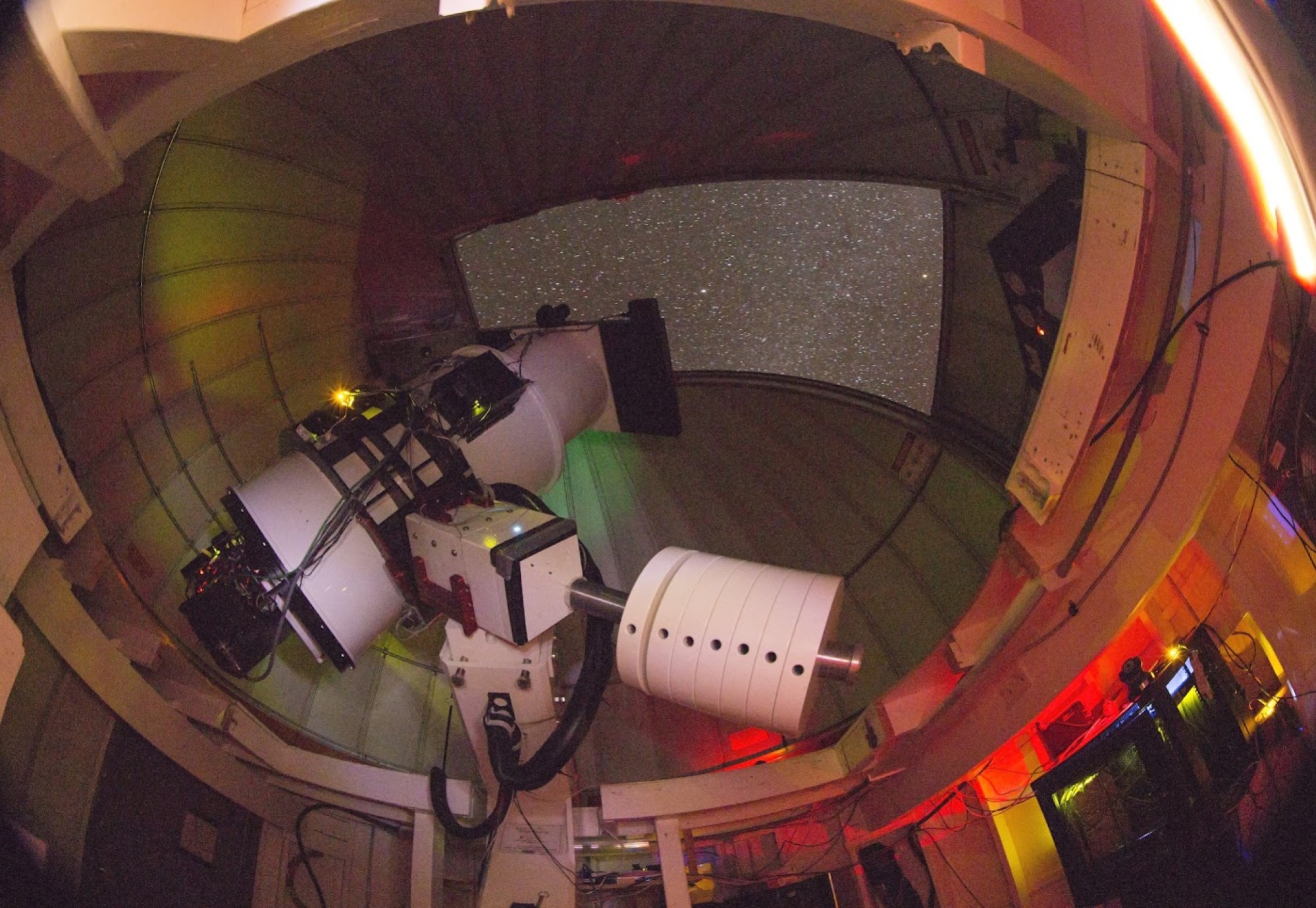 à l'intérieur du dôme d'un télescope ATLAS