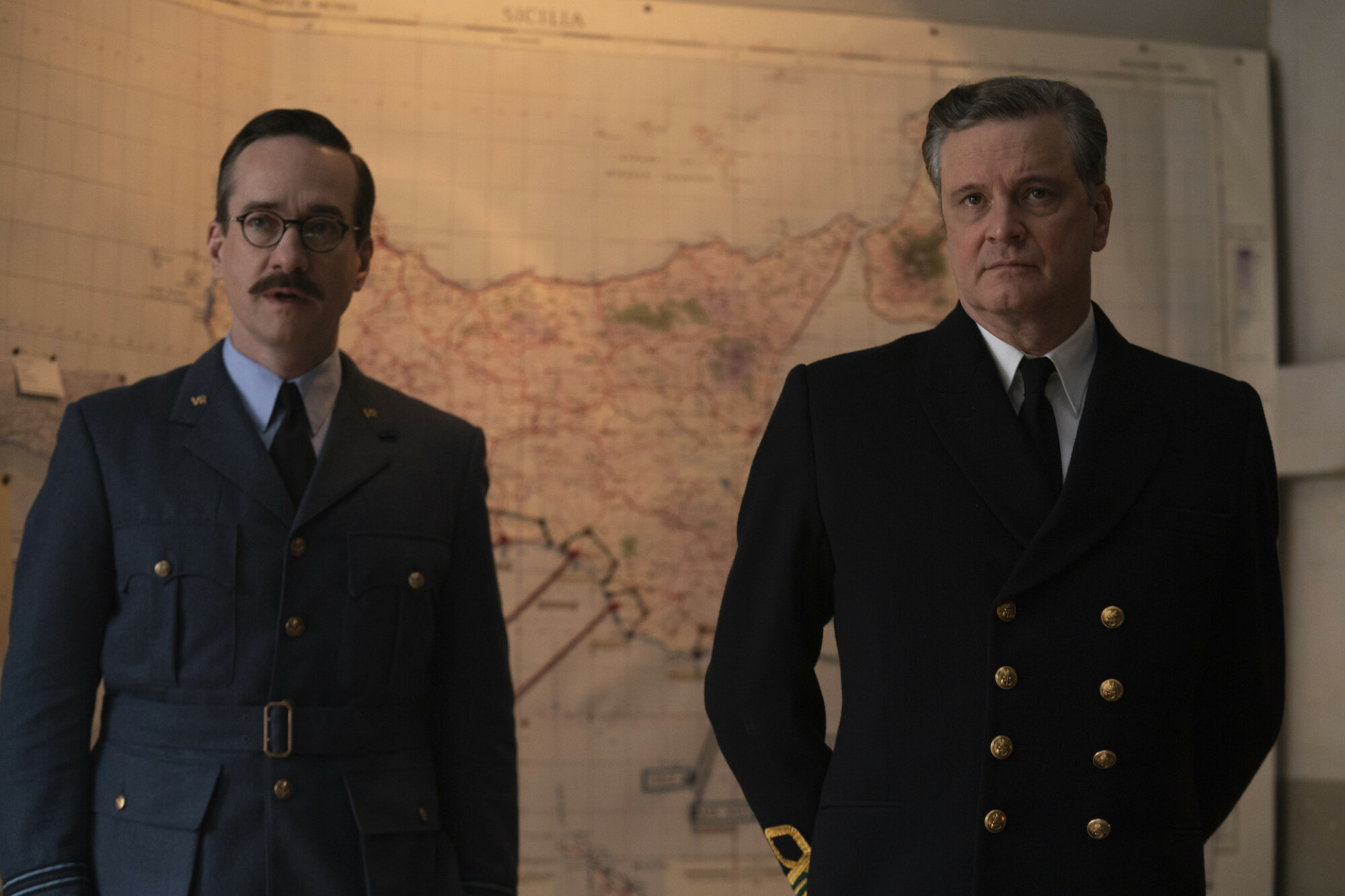 Matthew Macfadyen comme Charles Cholmondeley et Colin Firth comme Ewen Montagu dans 