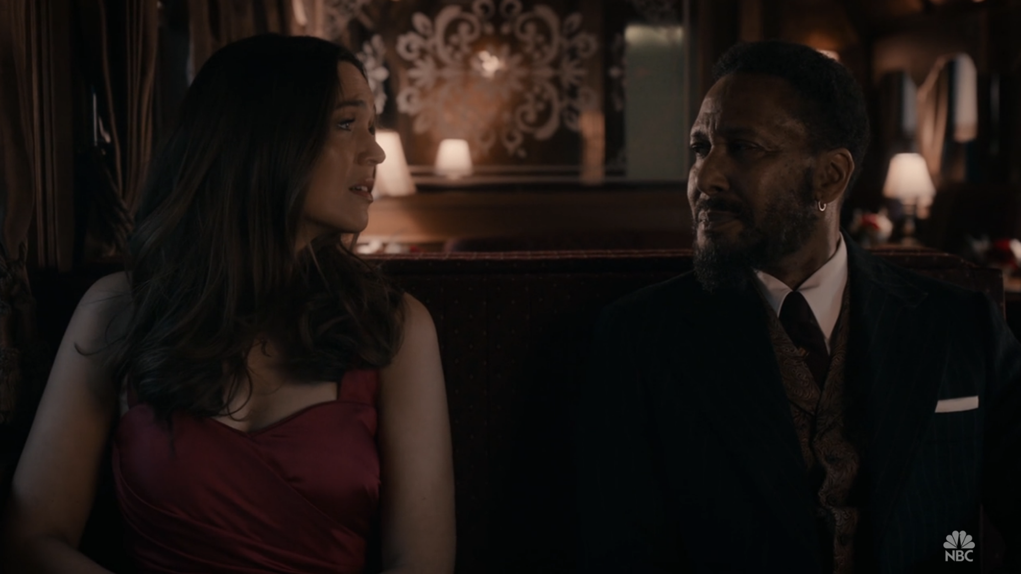 Une femme (Mandy Moore) et un homme (Ron Cephas Jones) assis l'un à côté de l'autre dans un train.