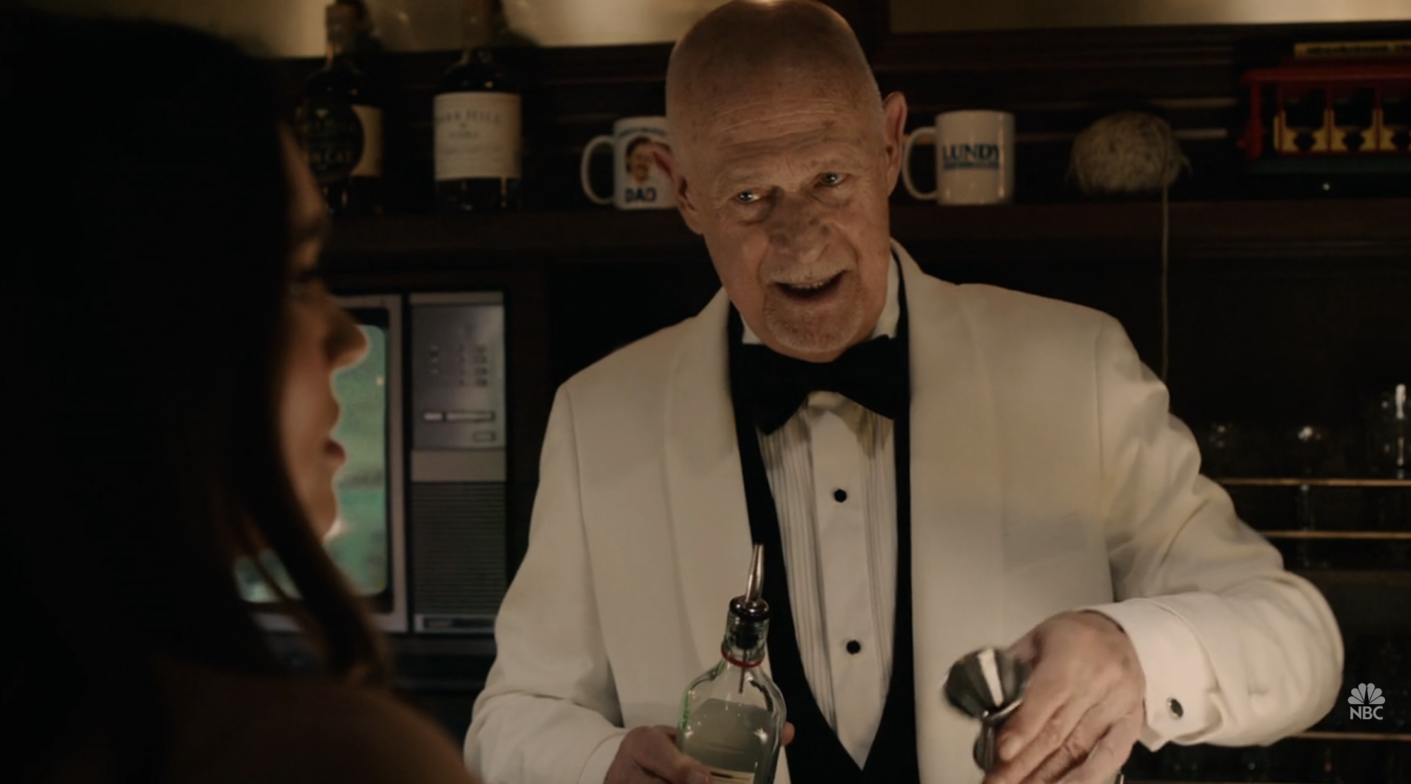 Un barman (Gerald McRaney) servant un verre à une femme (Mandy Moore).