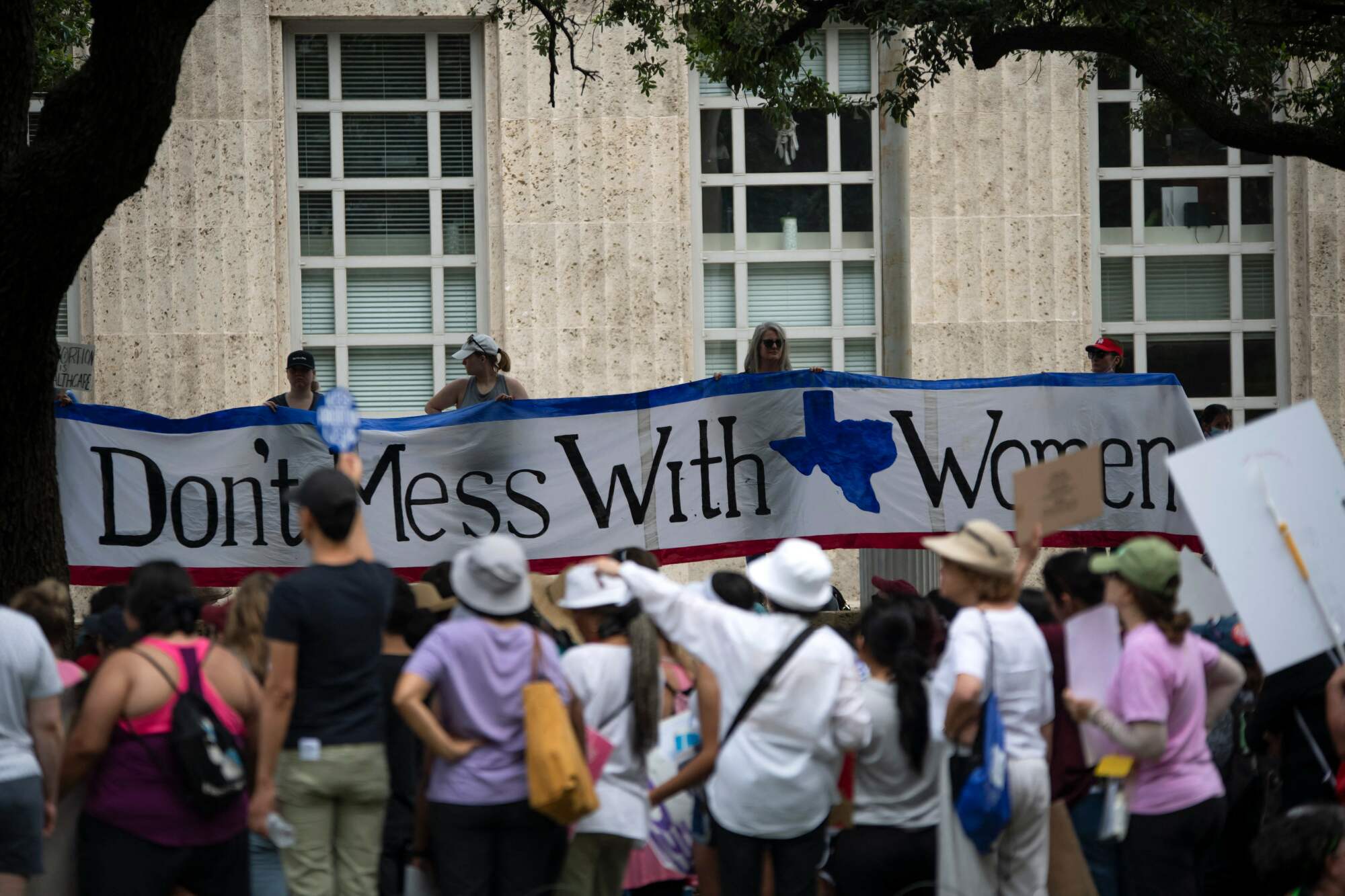 Un grand panneau joue sur le "Ne plaisante pas avec le Texas" devise, qui se lit "Ne plaisante pas avec les femmes".