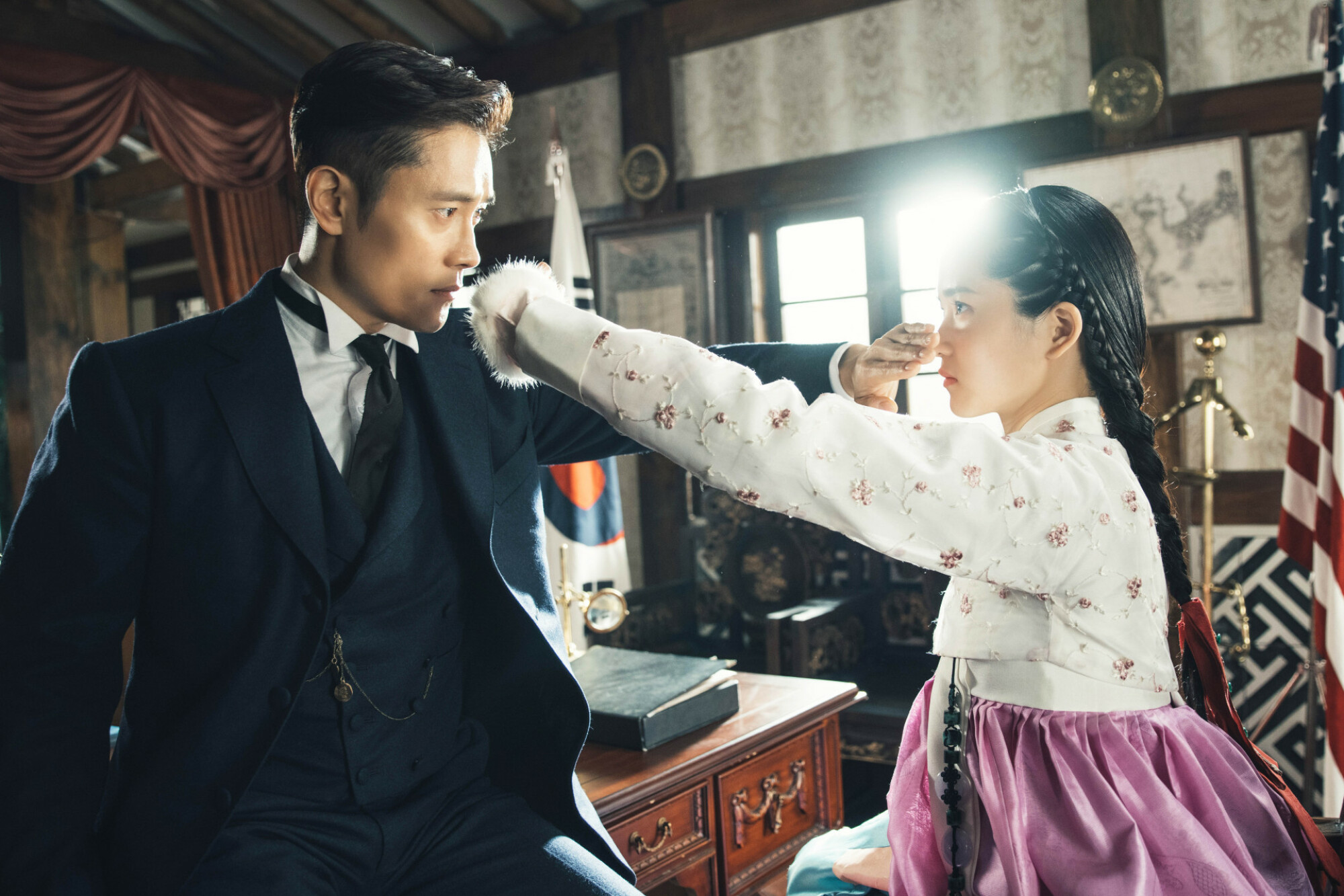 Eugene Choi (Lee Byung-hun) et Go Ae-shin (Kim Tae-ri) dans une photo de Mr. Sunshine.