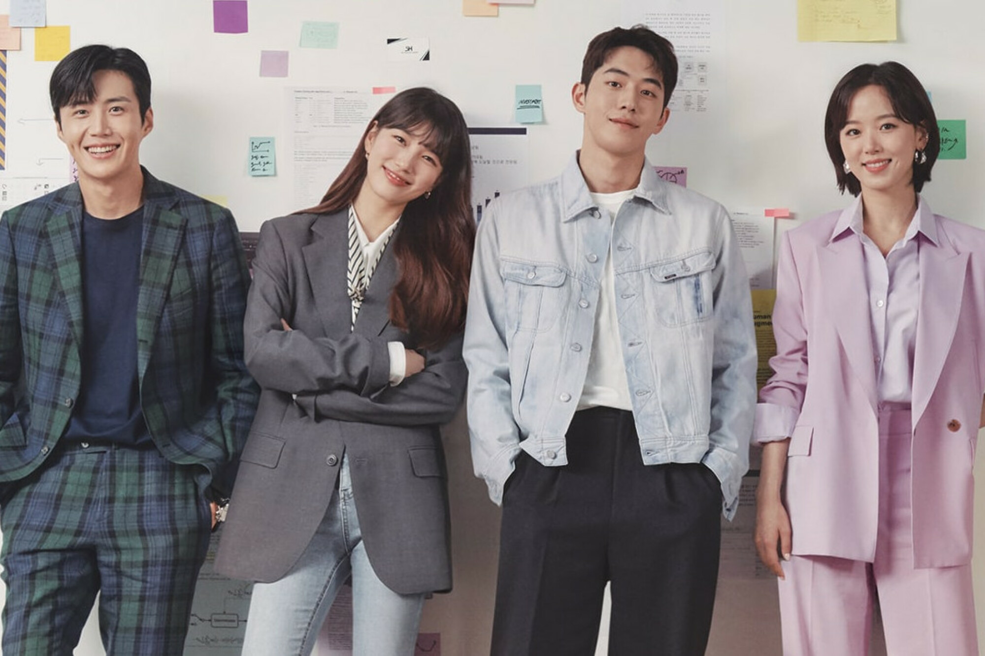 Une image promotionnelle de Han Ji-pyeong (Kim Seon-ho), Seo Dal-mi (Bae Suzy), Nam Do-san (Nam Joo-hyuk) et Won In-jae (Kang Han-na) de Start-Up .