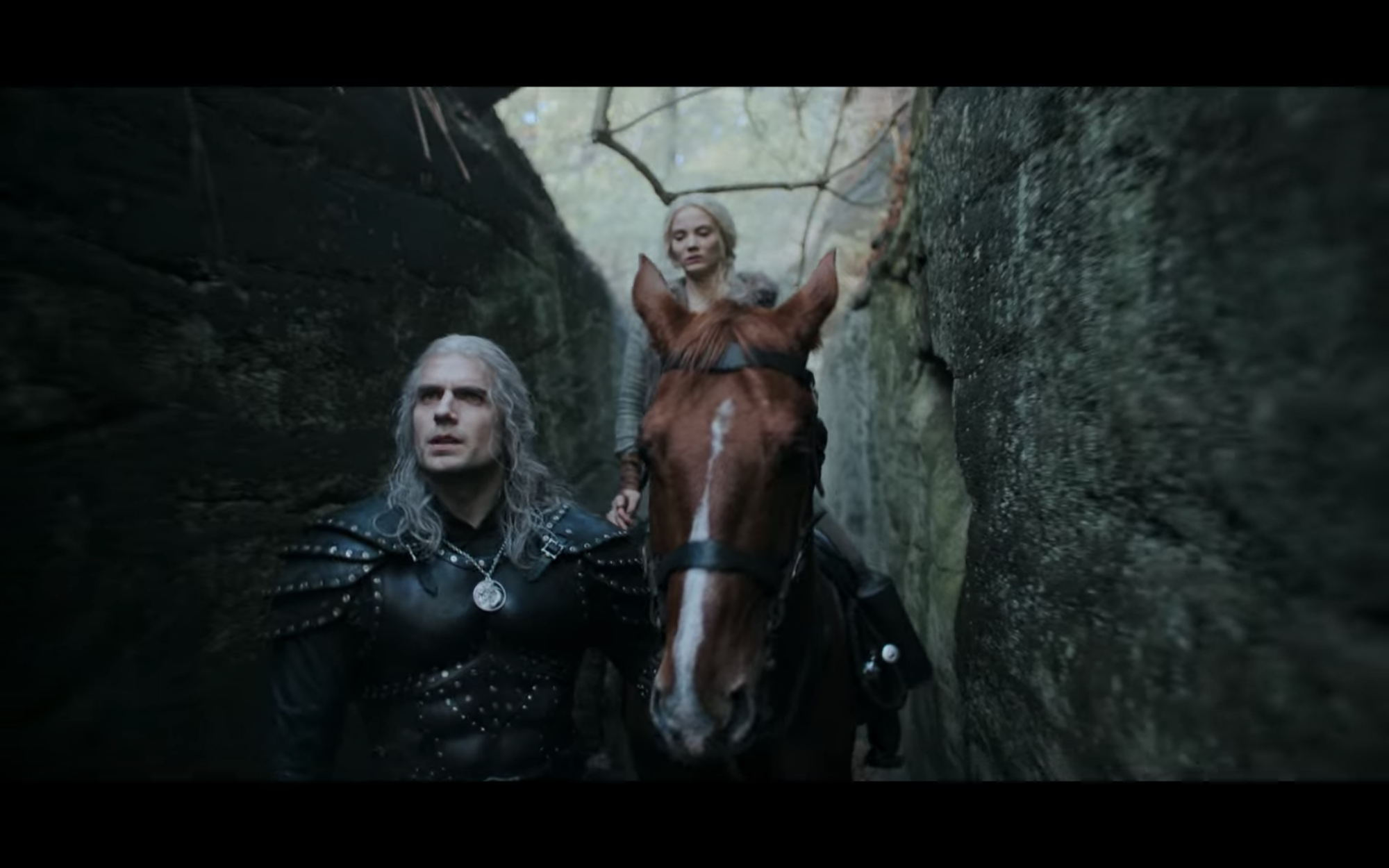 Henry Cavill et Roach dans The Witcher