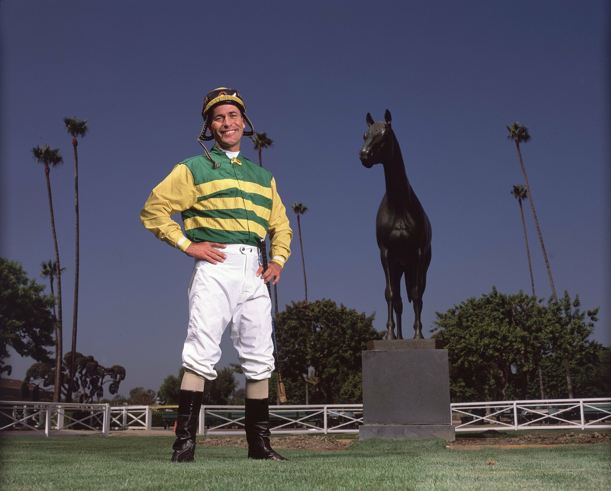 Le jockey Gary Stevens devant la statue de Seabiscuit à Santa Anita Track