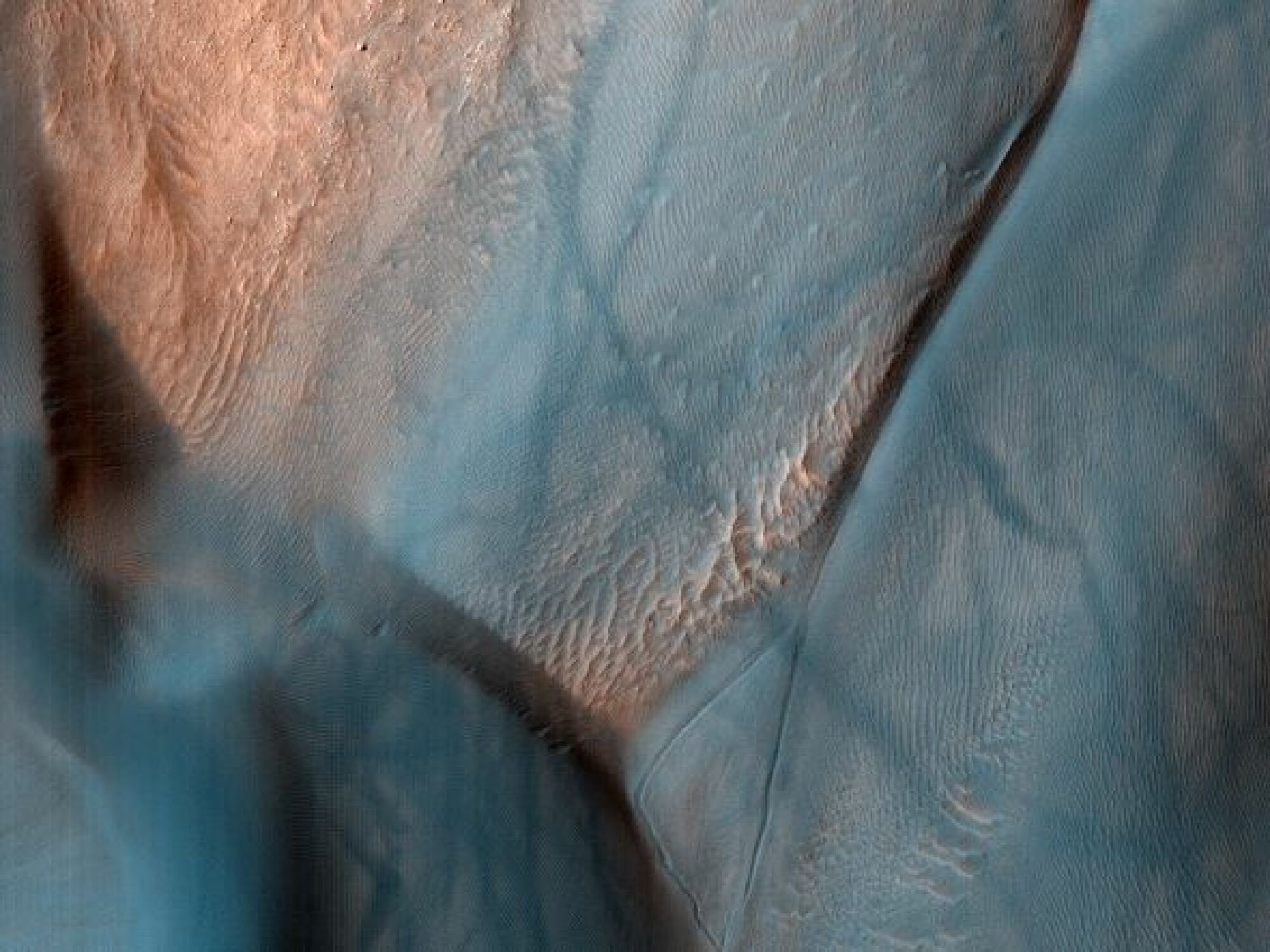 traces de diable de poussière dans un cratère de Mars