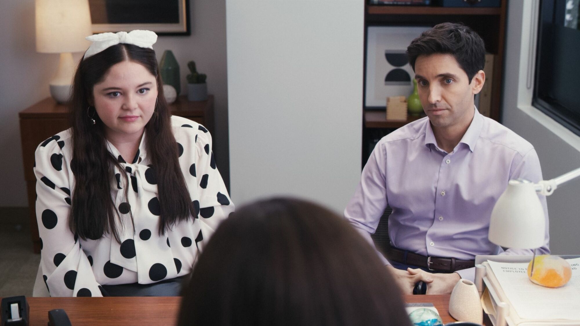 Un homme et une femme assis à un bureau.