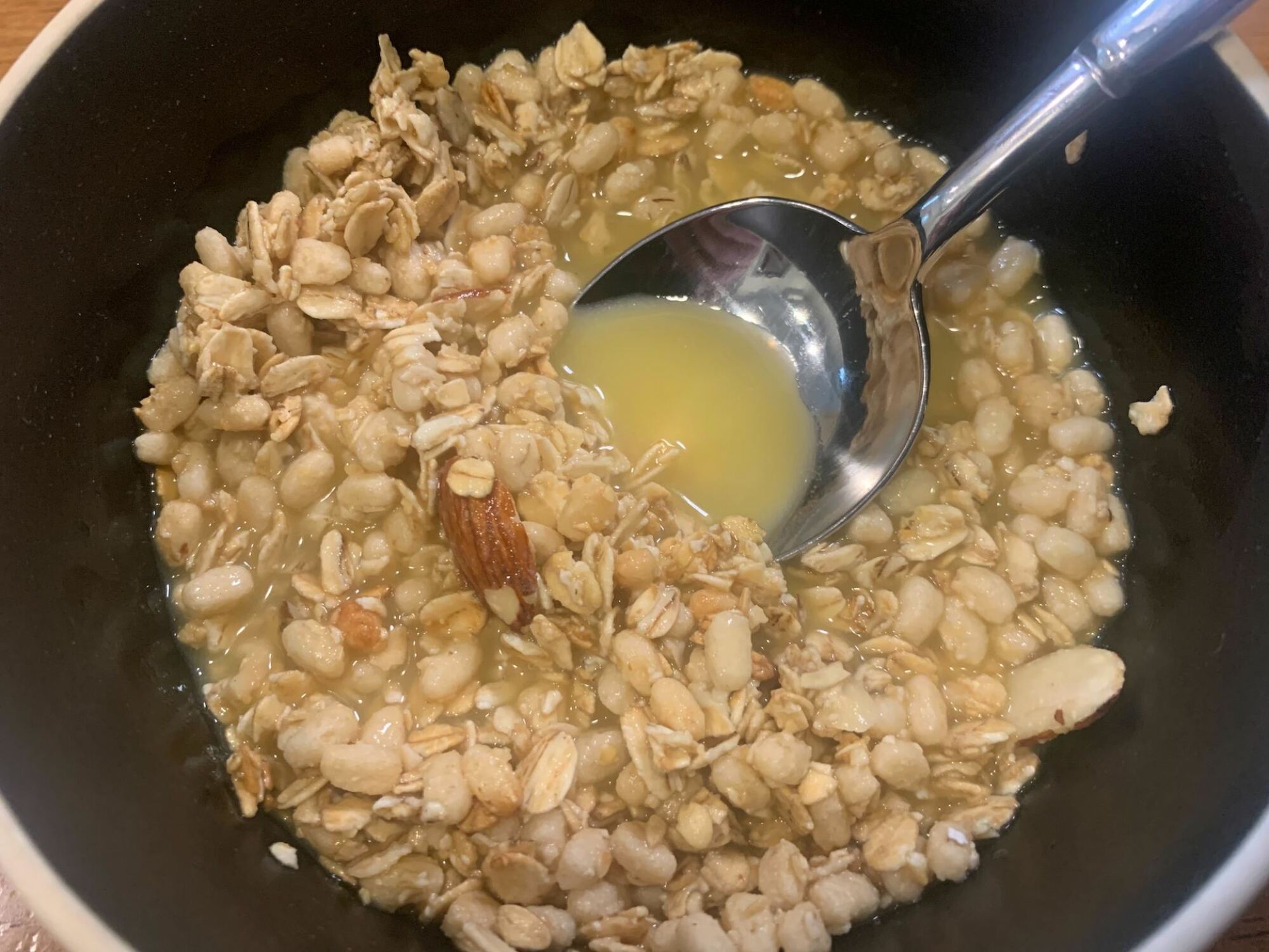 céréales avec jus d'orange dans un bol