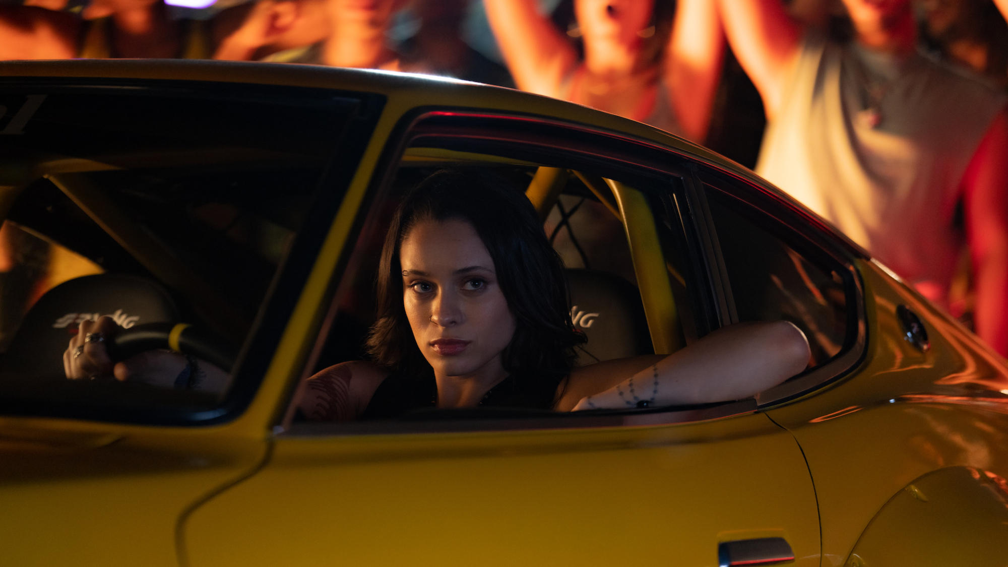 Daniela Melchior est assise dans une voiture entourée de personnes dans le film 