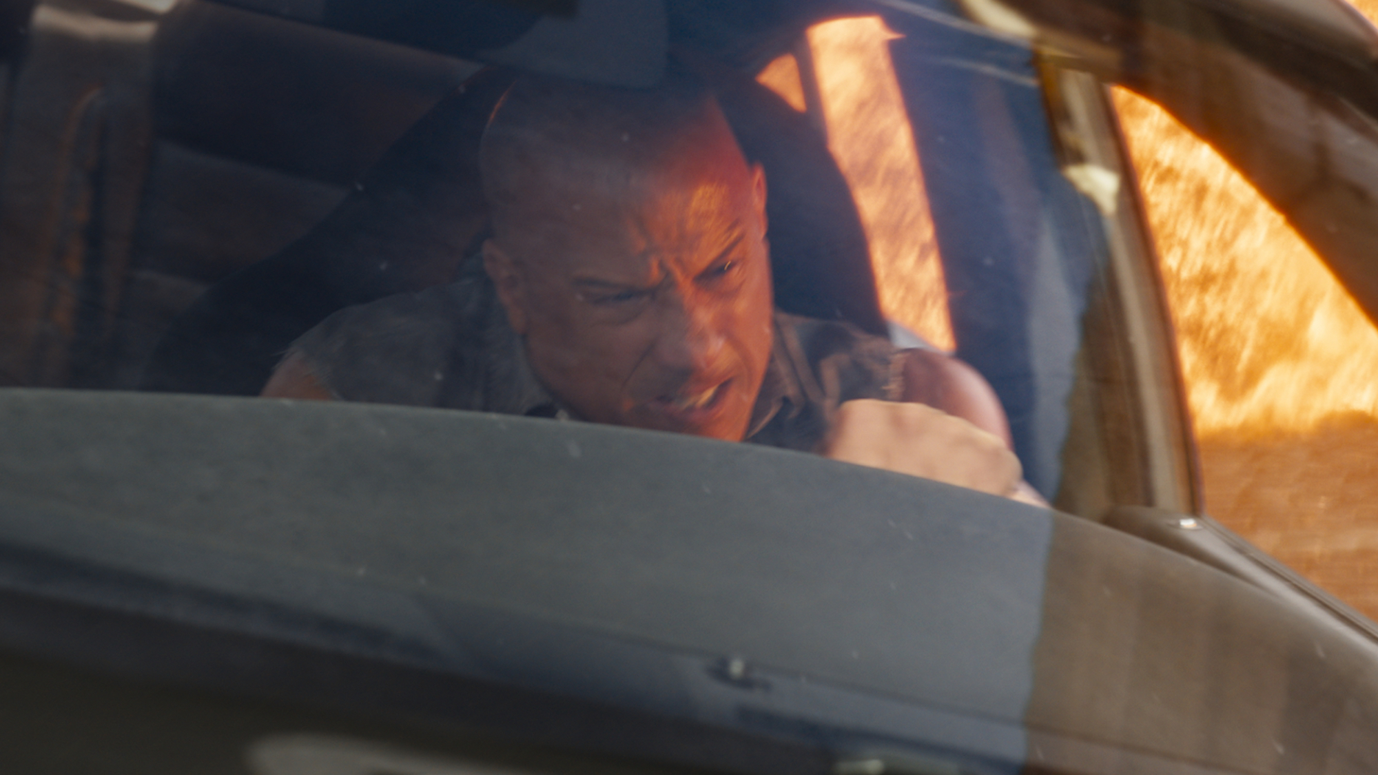 Vin Diesel conduit une voiture loin du feu dans le film 