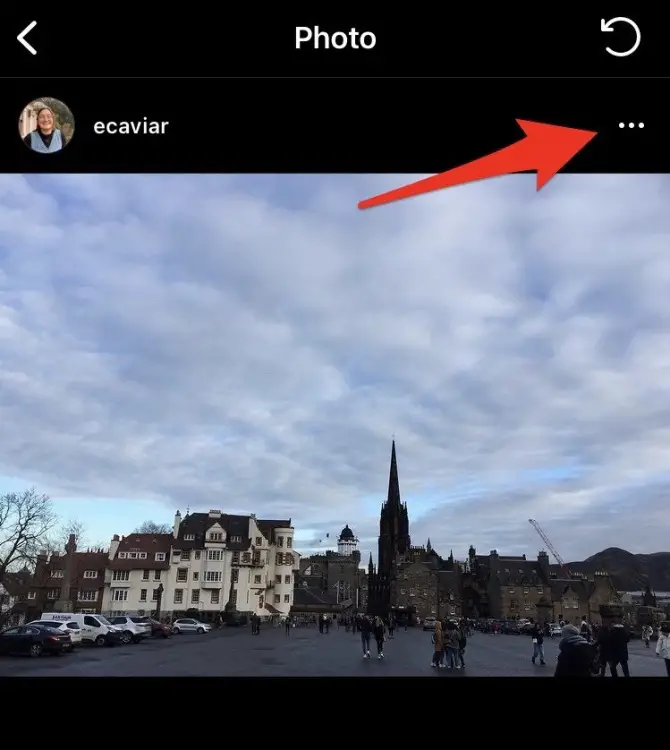 Capture d'écran d'une publication Instagram récemment supprimée avec une flèche rouge pointant vers les trois points dans le coin supérieur droit.