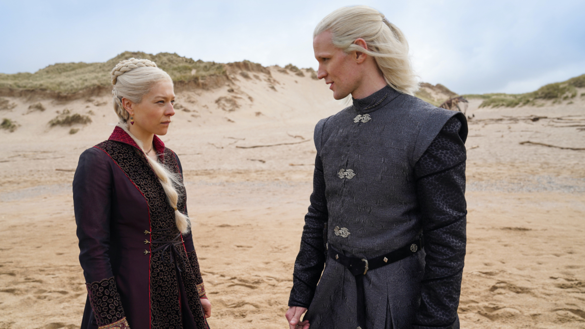 Deux Targaryen se regardent fixement. 