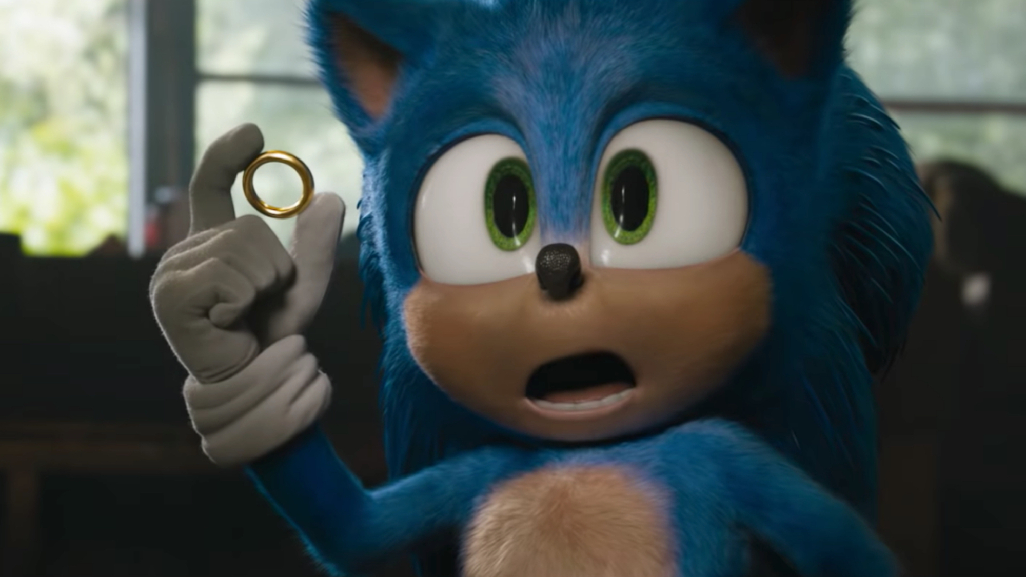 Sonic the Hedgehog tient une bague avec un air émerveillé.