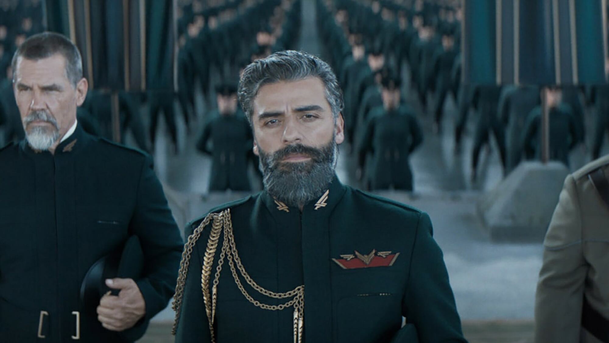 Oscar Isaac en tant que duc Leto Atreides se tient devant ses troupes.