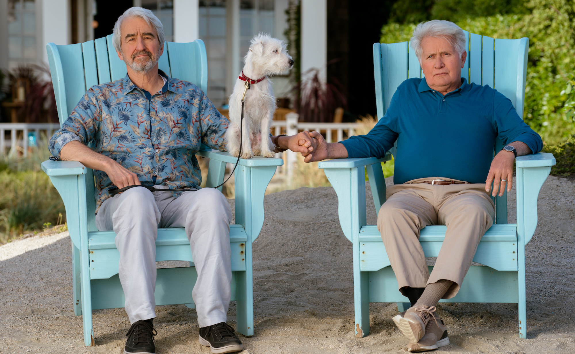 Sam Waterston et Martin Sheen sont assis sur des transats en chemises bleues avec un chien blanc dans 