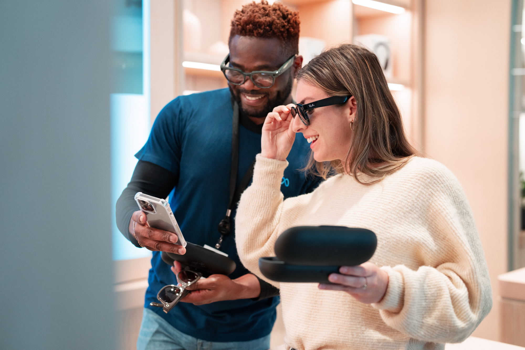 Un employé du Meta Store montre à une femme des lunettes Ray-Ban.