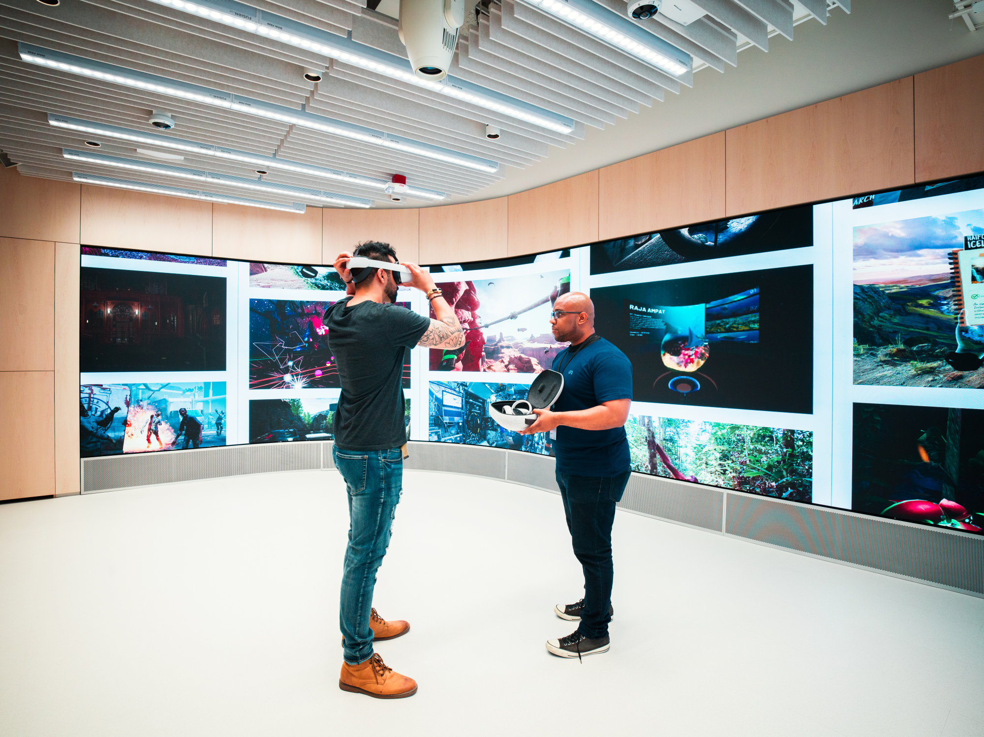 Un employé de Meta Store aide quelqu'un à essayer un casque VR.