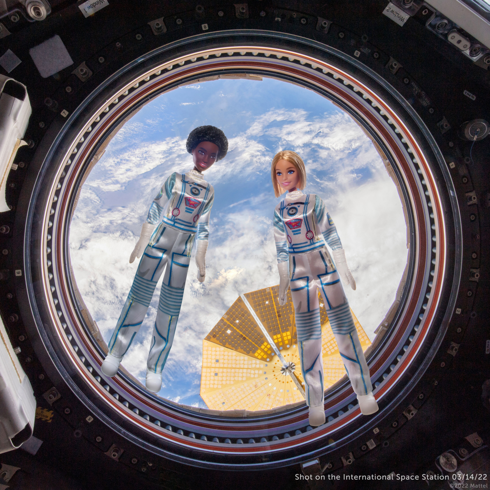 Barbies flottant dans la coupole de la Station spatiale internationale 