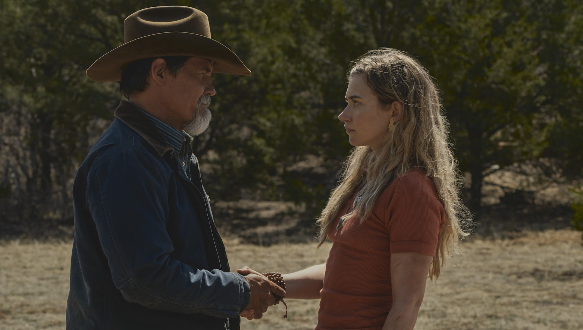 Deux personnes se serrent la main : Josh Brolin (Royal Abbott) et Imogen Poots (Autumn)