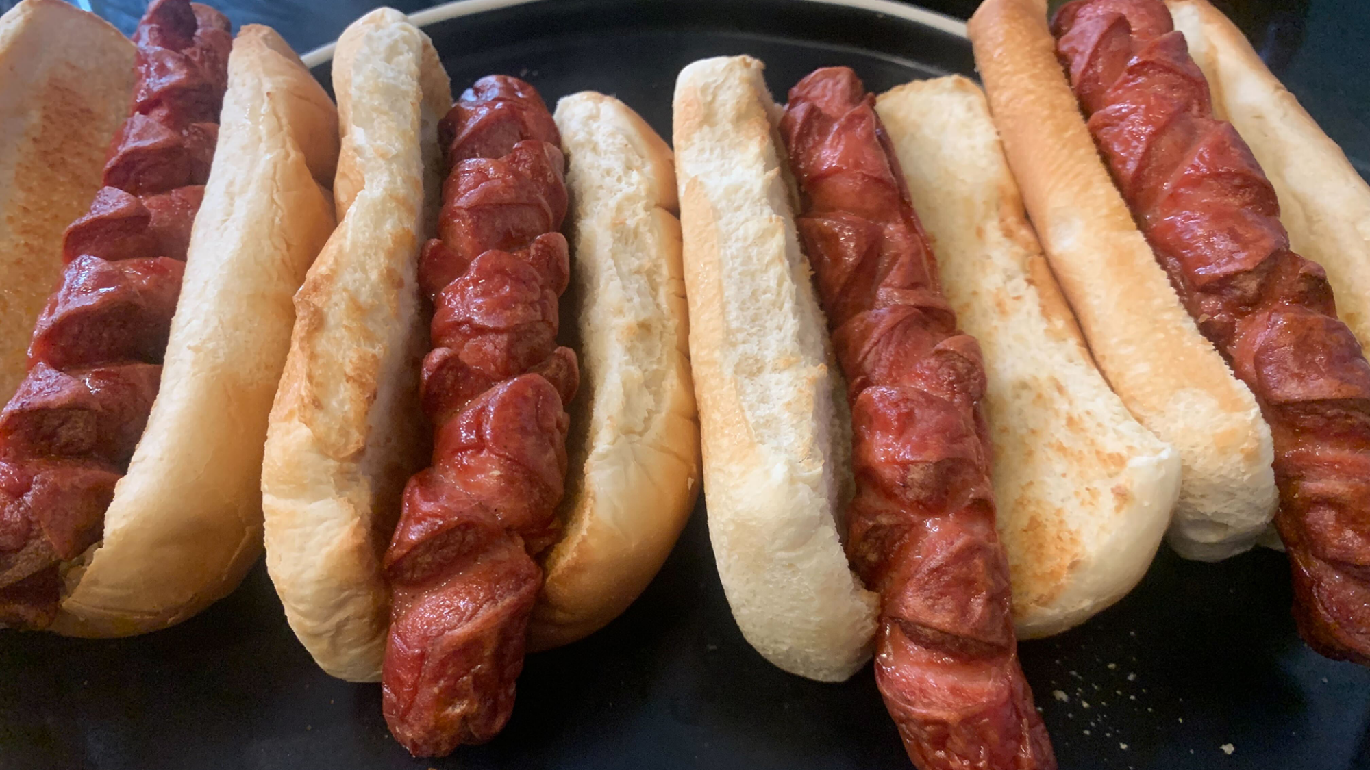 hot-dogs cuits dans des petits pains