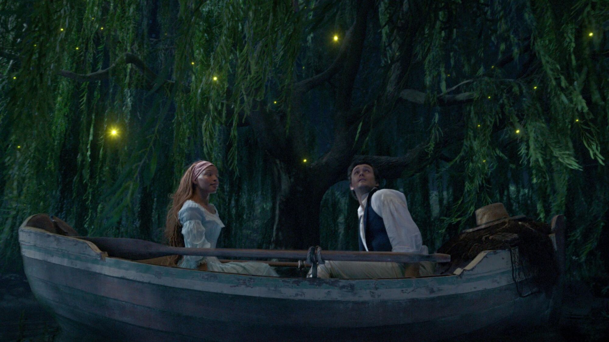 Jonah Hauer-King dans le rôle du prince Eric et Halle Bailey dans le rôle d'Ariel dans l'action en direct de Disney "La petite Sirène."