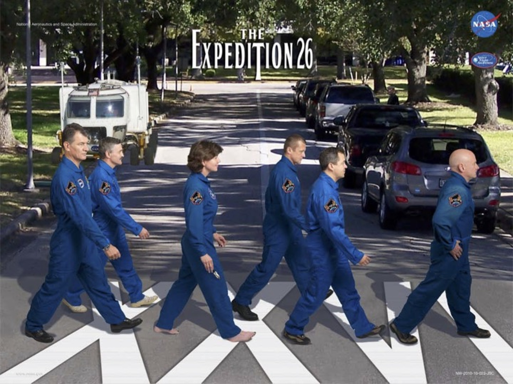 Des astronautes posant sur une affiche sur le thème d'Abbey Road