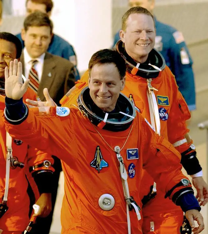 L'astronaute israélien Ilan Ramon salue la foule avant le lancement de la navette spatiale Columbia