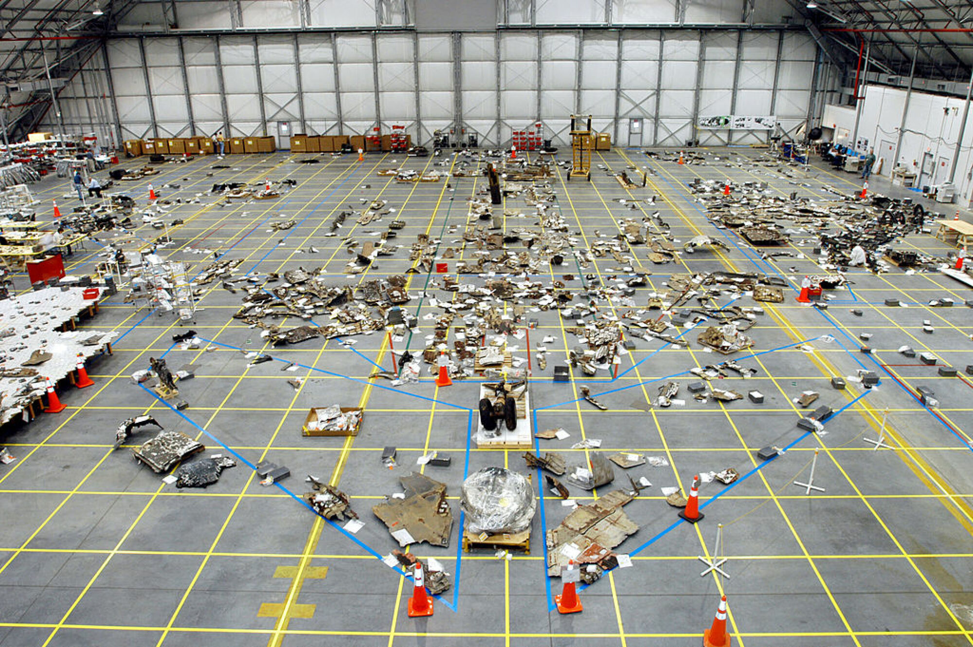 Débris de la navette spatiale Columbia éparpillés sur le sol d'un hangar