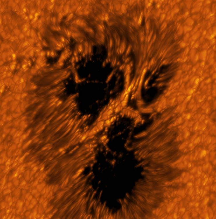 Télescope observant des ponts lumineux au-dessus des taches solaires