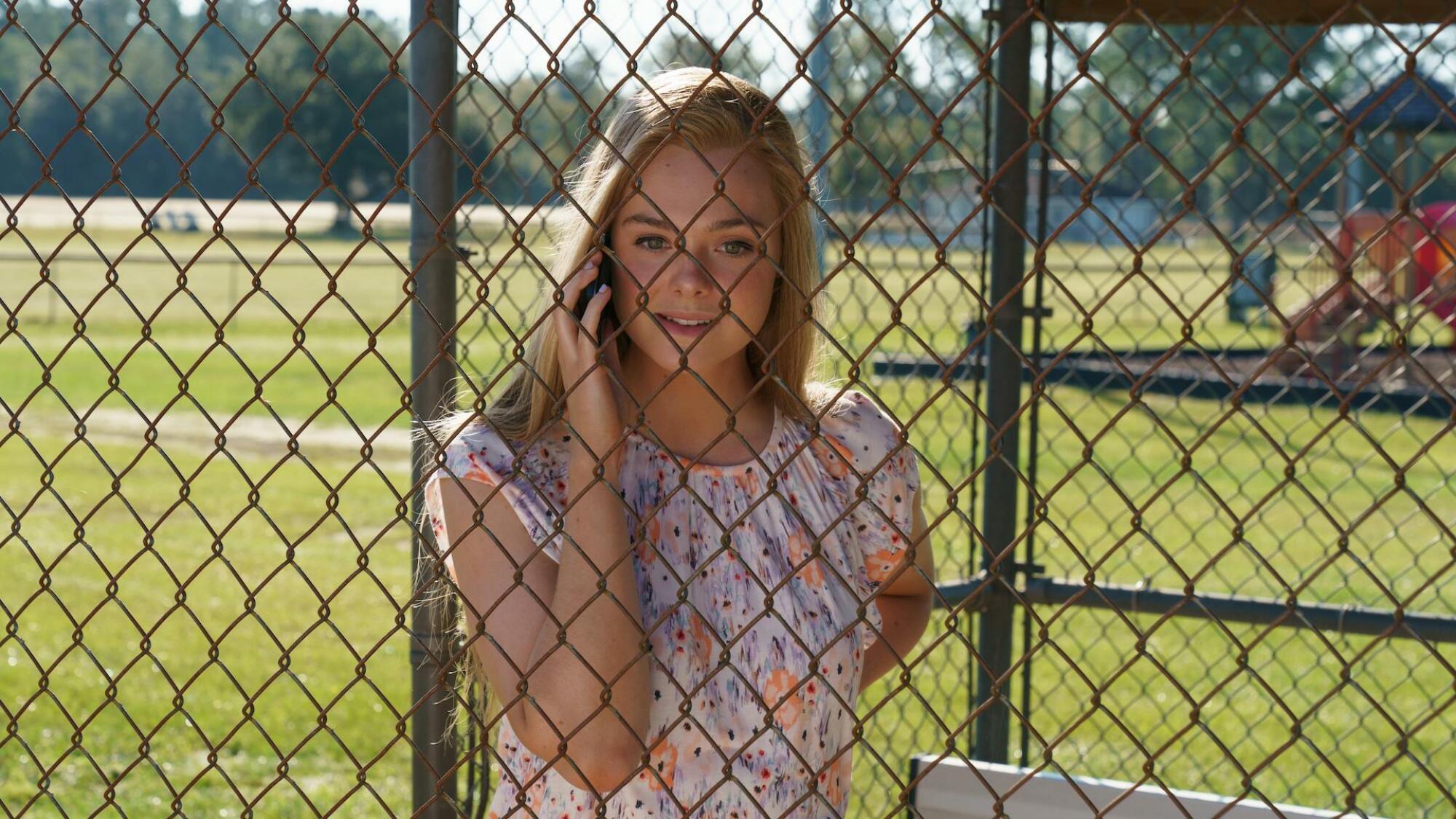 Michelle Carter (Elle Fanning) au téléphone sur un terrain de baseball à 