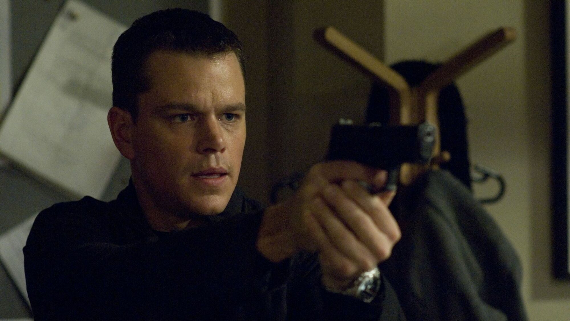 Matt Damon vise une arme à feu en tant que Jason Bourne. 