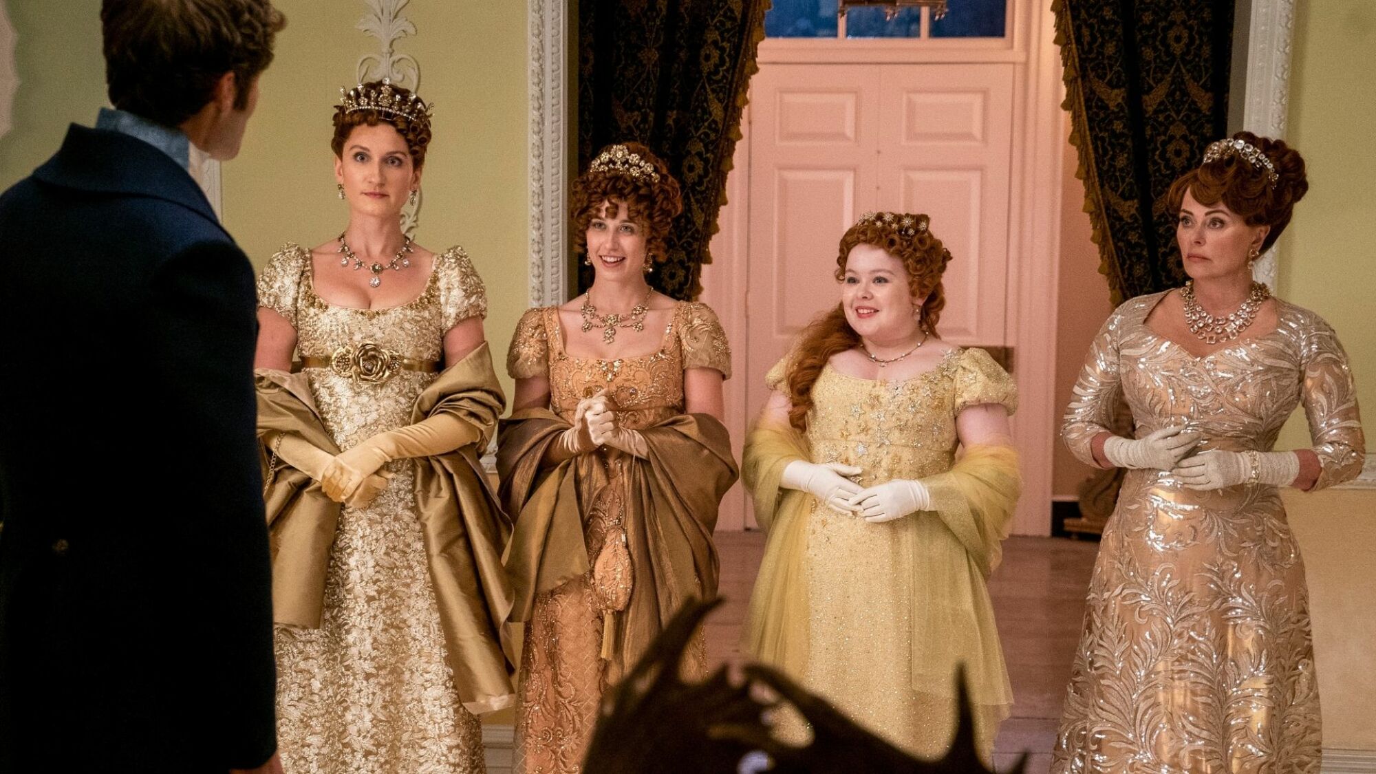 Une famille de quatre femmes, toutes en tenue Régence, habillées pour un bal. 
