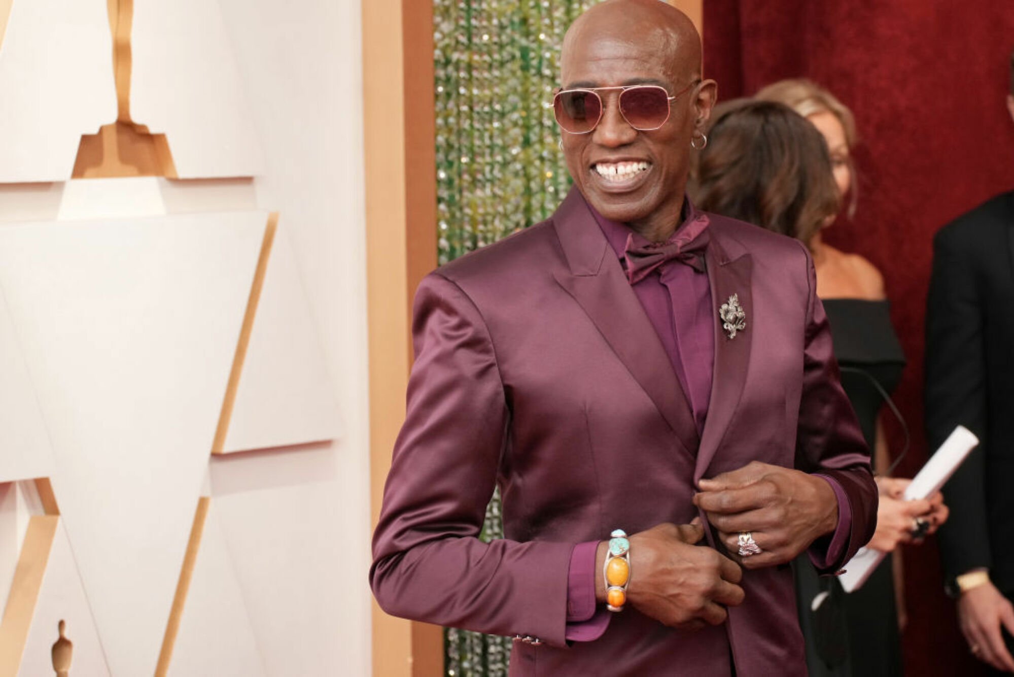 Wesley Snipes sur le tapis rouge dans un costume violet foncé. 