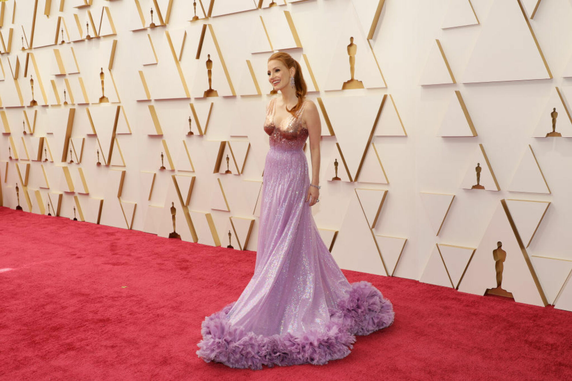 Jessica Chastain sur le tapis rouge dans une robe longue lavande. 