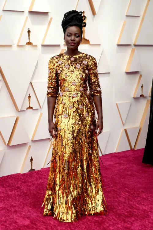 Lupita Nyong'o dans une robe dorée. 