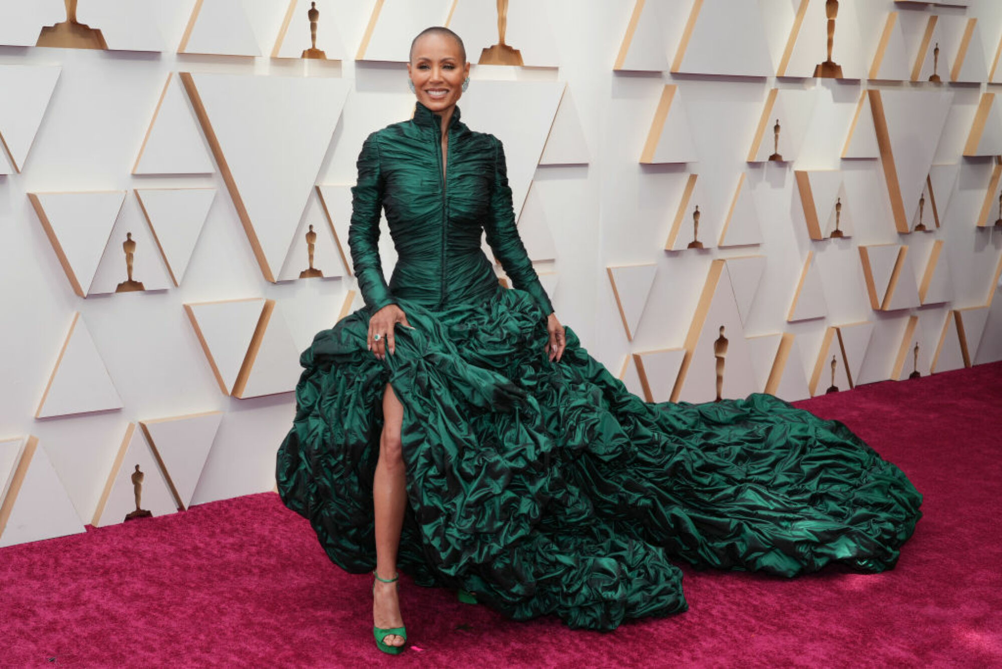 Jada Pinkett Smith en robe verte sur le tapis rouge des Oscars.