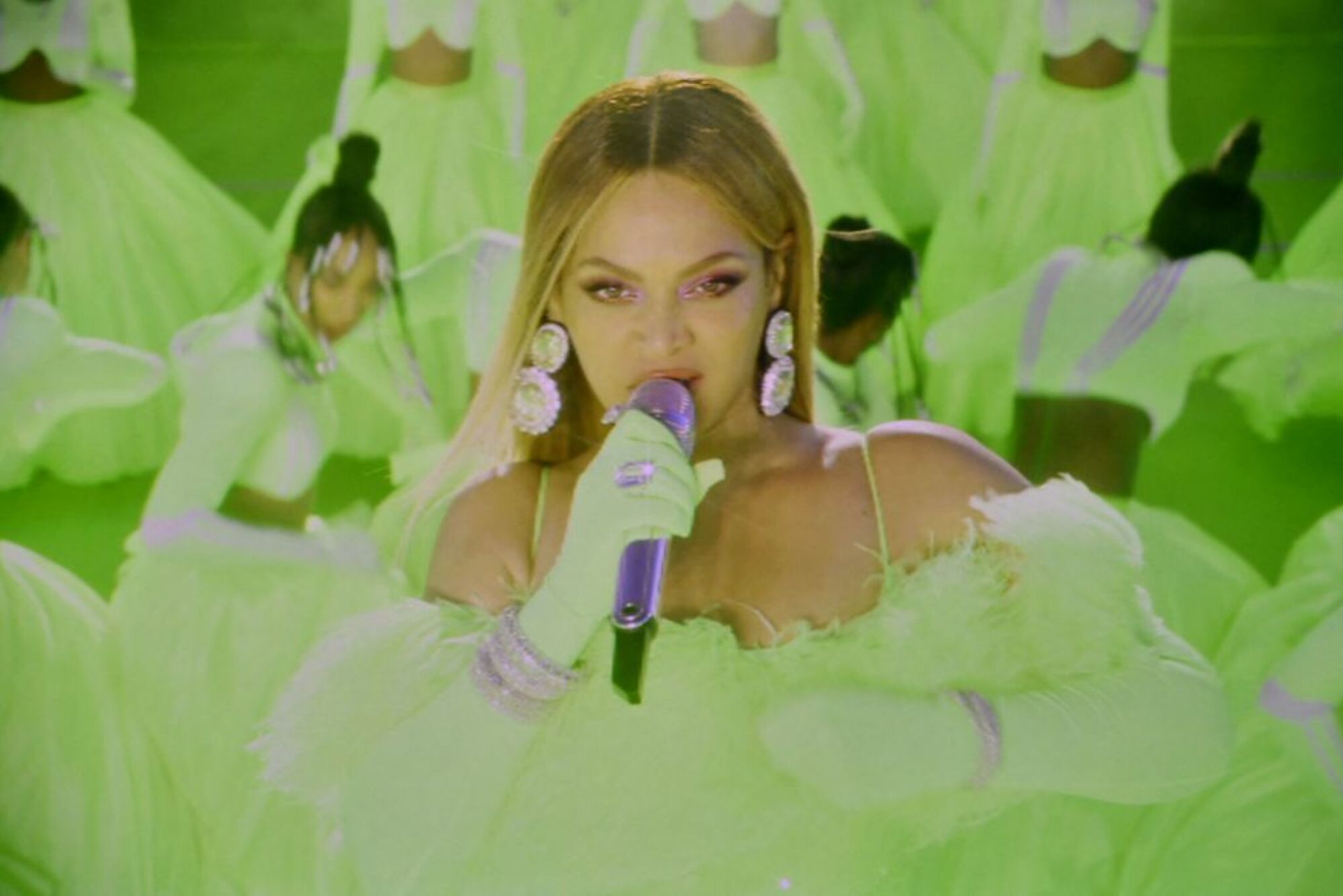 Beyoncé dans une robe vert citron se produisant aux Oscars.