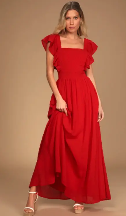 Un mannequin portant une robe de sieste rouge Lulus.