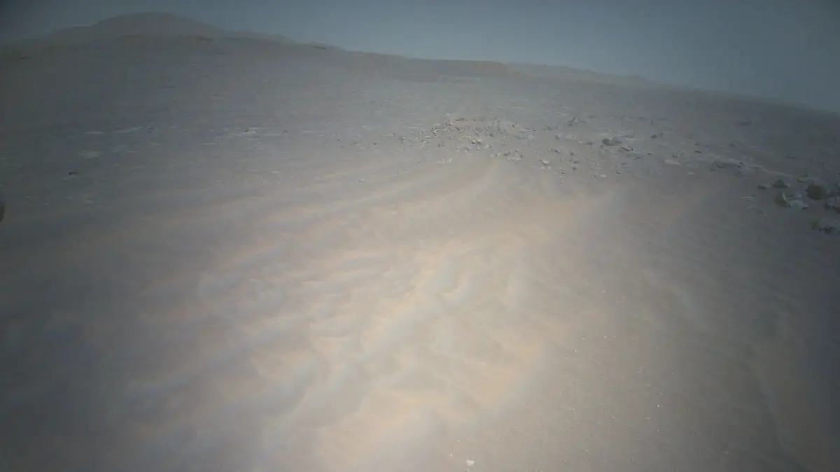 Un hélicoptère audacieux de la NASA capture une vue imprenable sur le désert martien