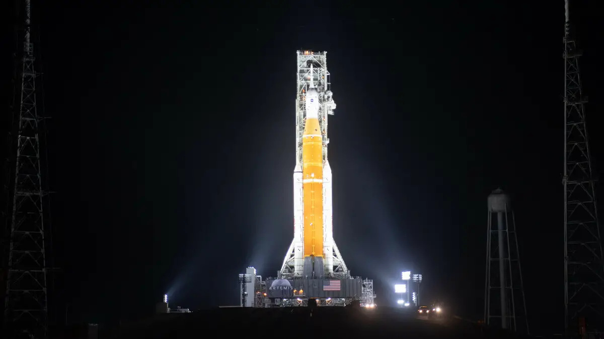 La NASA dévoile sa fusée lunaire colossale en grand écran