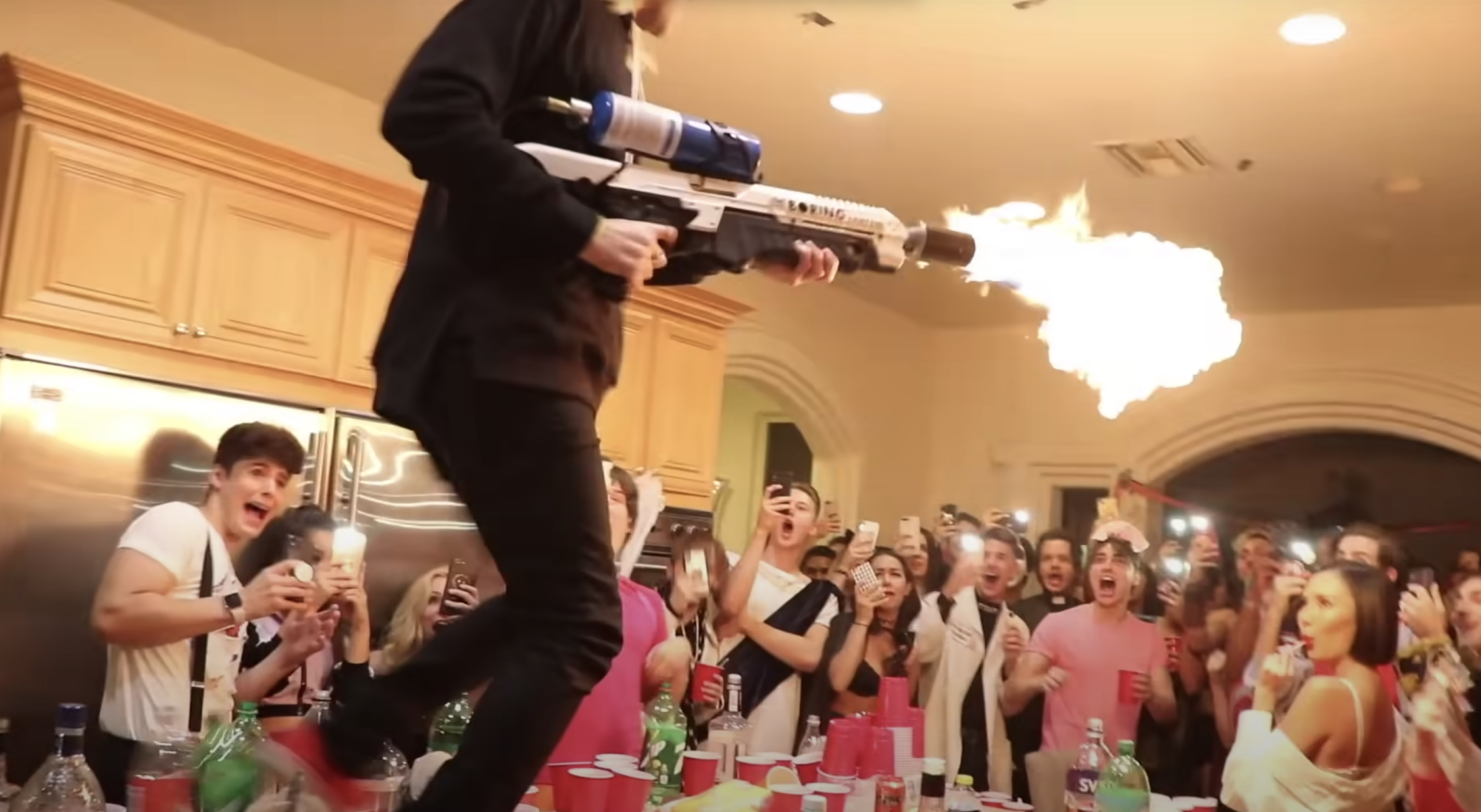 Dobrik brandit un lance-flammes de la Boring Company dans un vlog intitulé 
