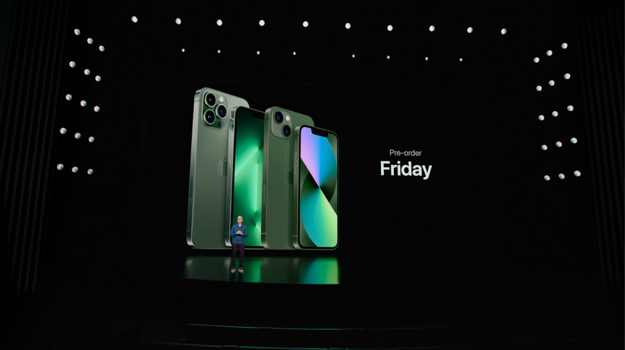 Une image de l'iPhone Pro 13 et de l'iPhone 13 côte à côte. 