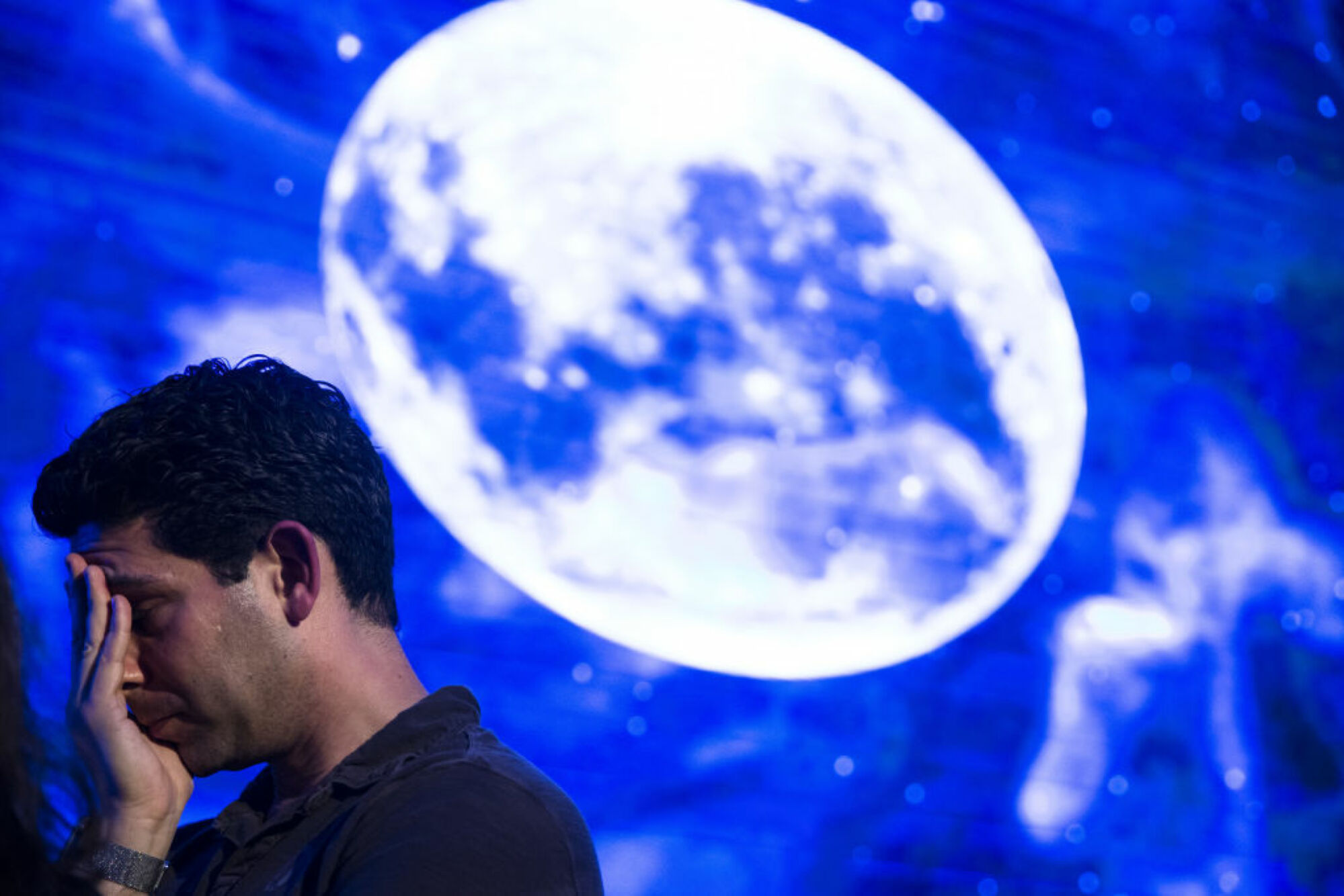 Un homme réagit à l'atterrissage lunaire raté de Beresheet par Israël