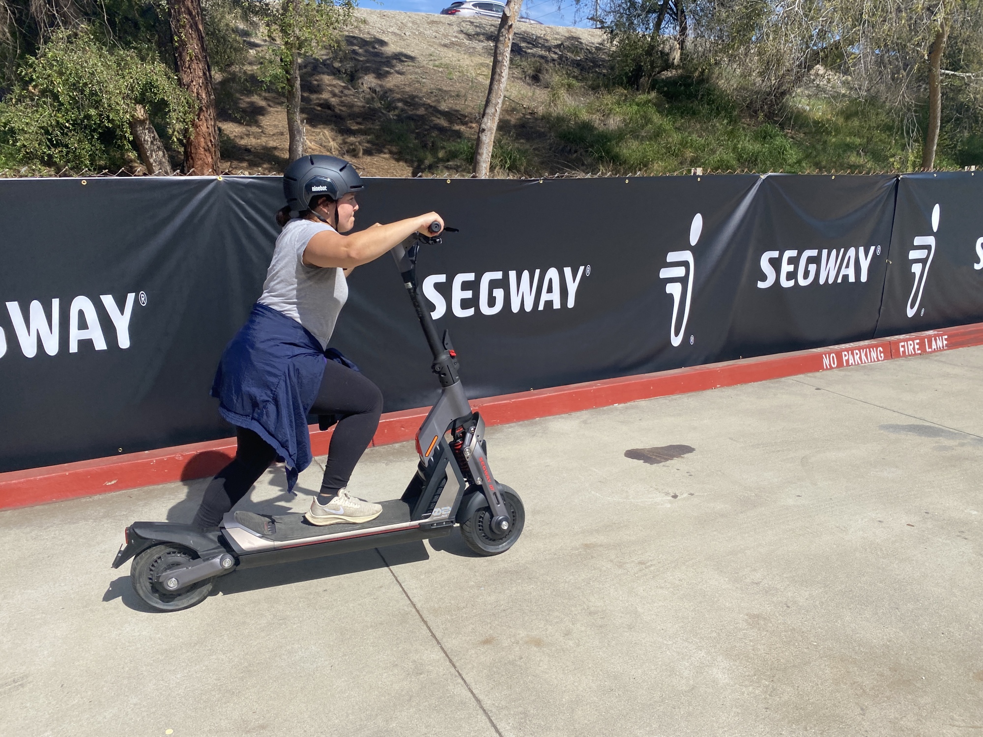 Un journaliste de Indigo Buzz donne le coup d'envoi sur un e-scooter Segway.