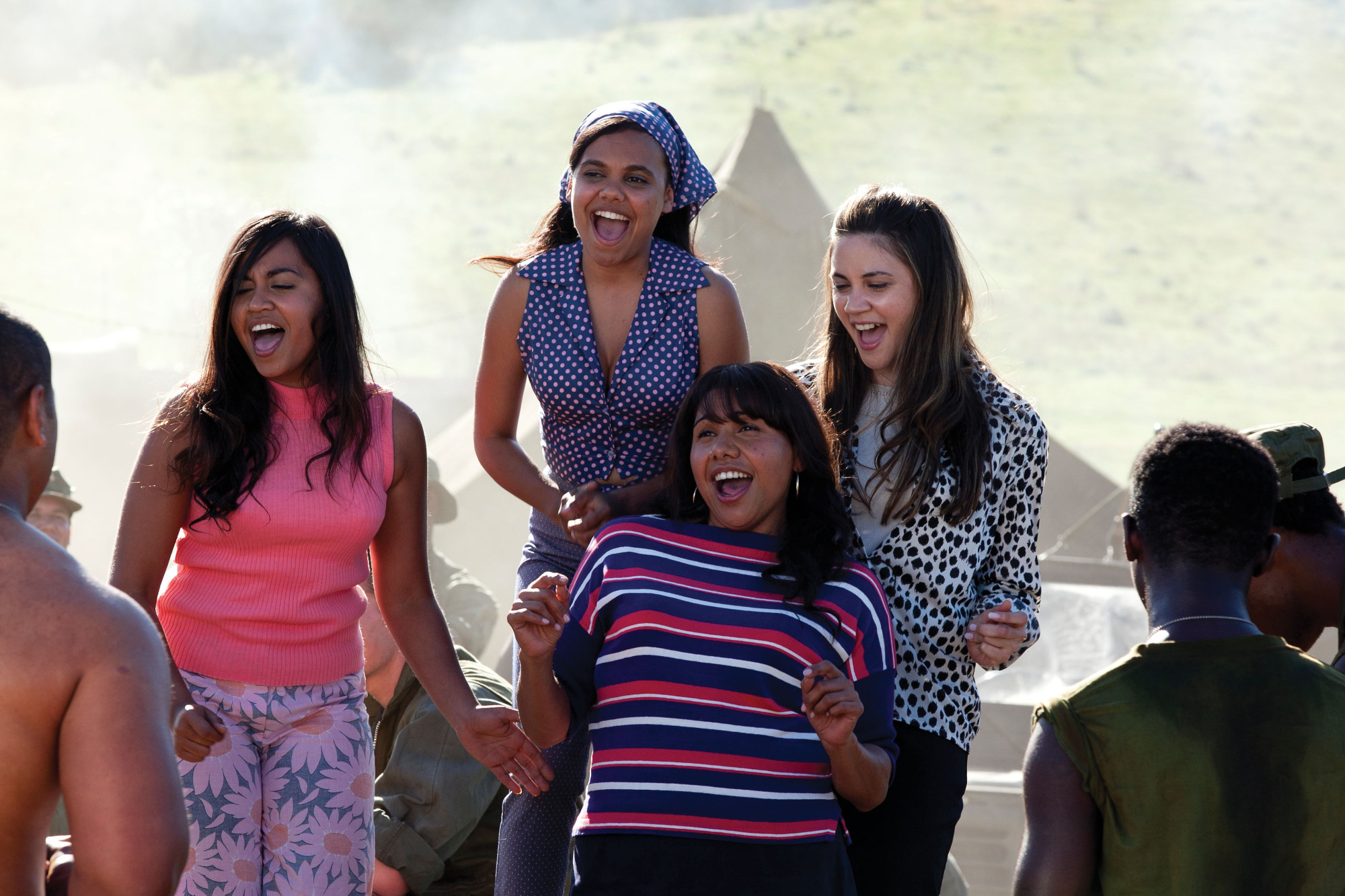 Le casting de The Sapphires, quatre jeunes femmes australiennes des Premières Nations rient.