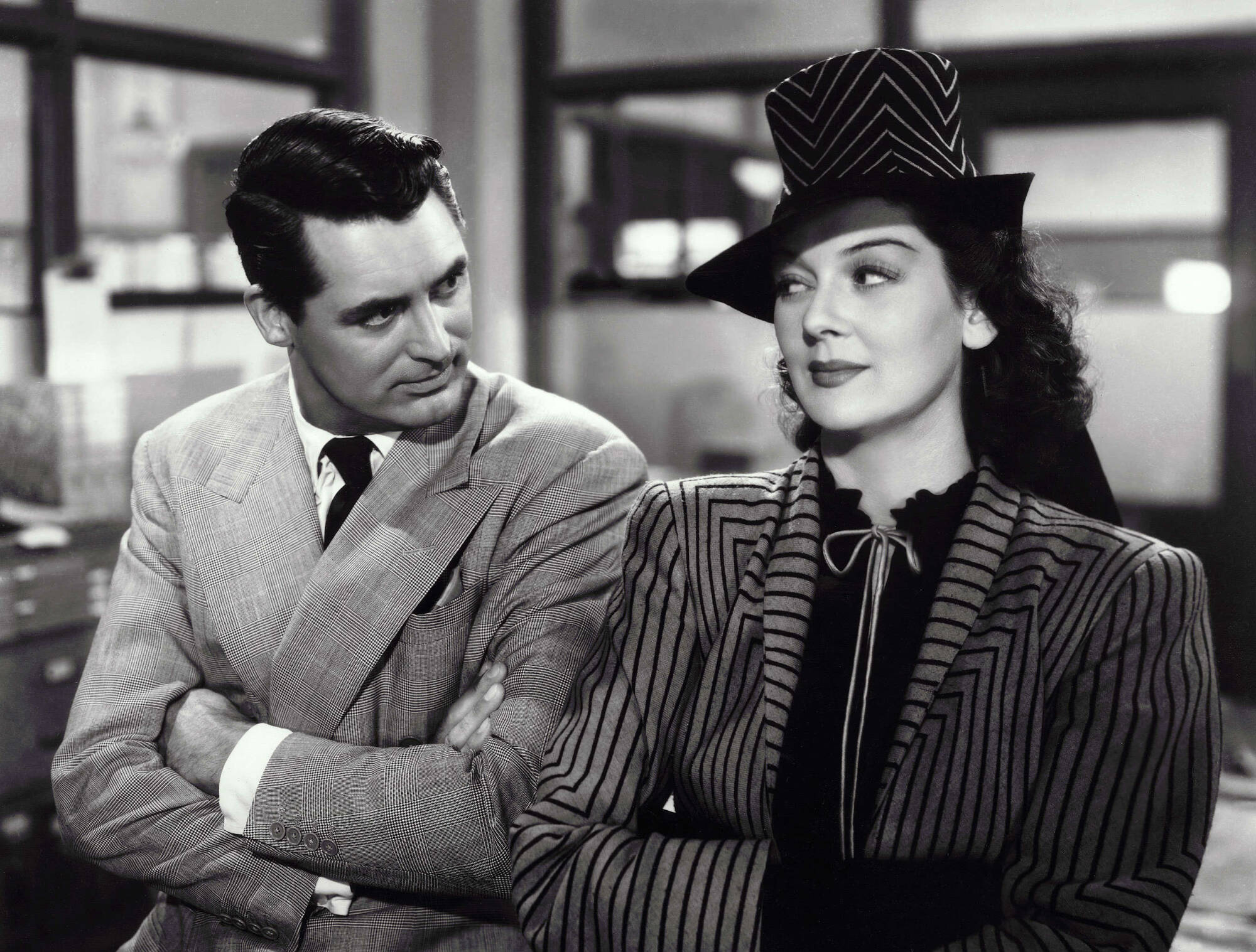 Une photo en noir et blanc de Cary Grant et Rosalind Russell dans His Girl Friday.