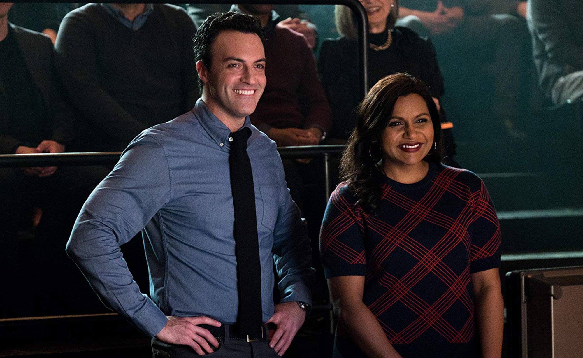 Reid Scott et Mindy Kaling rient dans une image de Late Night.