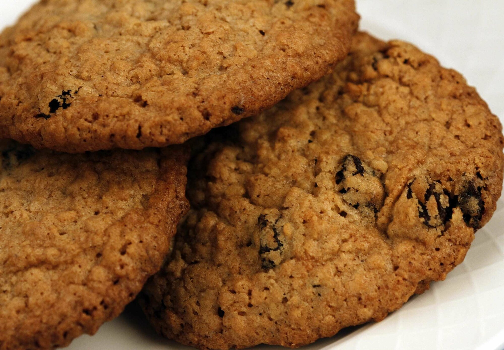 Une assiette de trois biscuits. 